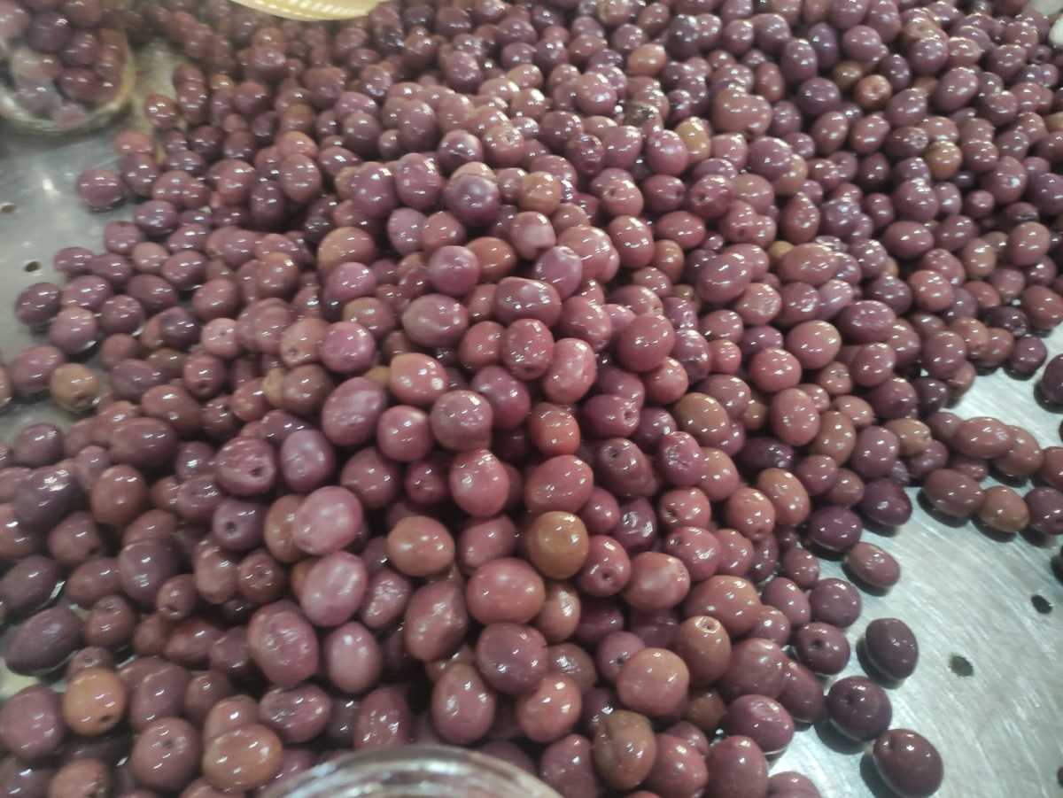 Whole Natural Black Olives